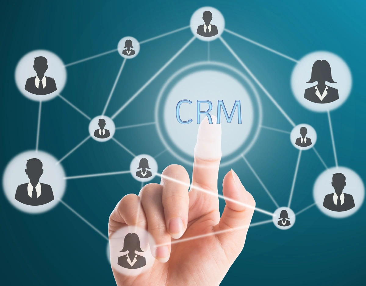 Recruiter using a CRM network of candidate profiles, representing IT support for recruitment